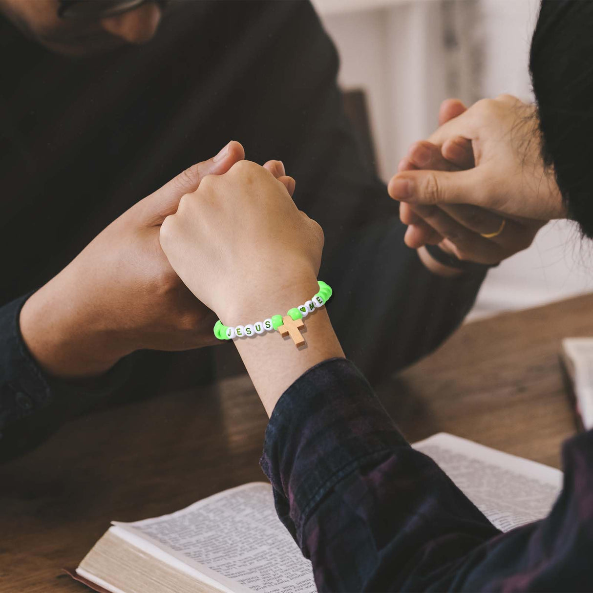 Sanixin 32 Set Jesus Love Me Faith DIY Bead Craft Kit Making Religious Bracelet Beads for VBS Week Sunday School Bible Verse Gifts Wooden Cross Bracelet Craft Kit